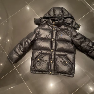 Polo jacka  - Säljer denna sjukt feta polo jackan då den börjat bli för liten för mig🙂 Den passar folk runt 160-170 skulle jag säga. Skick 7/10. Den är köpt för 4200 den har en liten reva på baksidan 