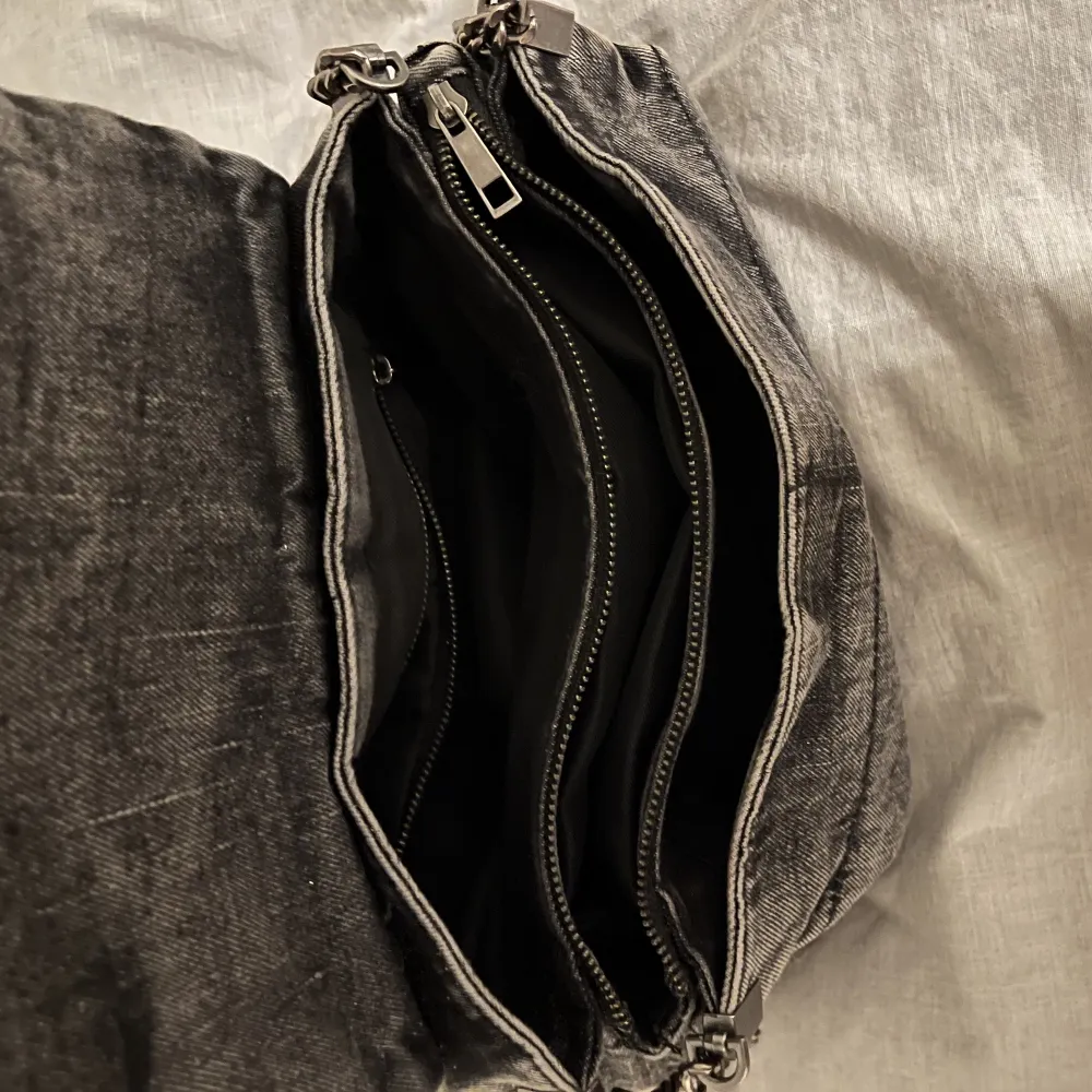 En fin väska som liknar jeans material, bra med förvar och väldigt snygg. Nypris 400. Väskor.