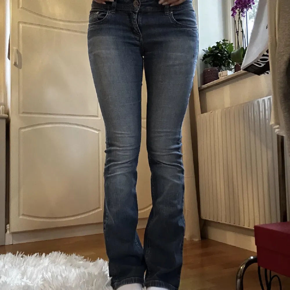 Jätte snygga jeans som jag köpt här på Plick. Säljer de eftersom att de inte satt som jag ville!💓🙌innebenslängden är ungefär 83cm och midjemåttet är ungefär 37cm. Jeans & Byxor.