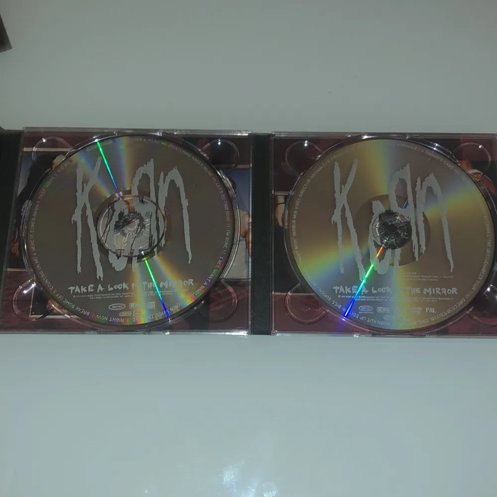 Mycket bra skick när det gäller själva cd-skivorna oh helt okej skick gällande paketet. Inkluderar en cd-skiva och en dvd skiva + en korn scrapbook. Accessoarer.