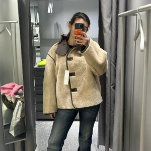 Furry Jacka arket  - Säljer denna jacka från Arket i storlek S! Prislappen är kvar och var den sista i butik. Passar Xs och M också skulle jag säga. Tänkte lägga ut innan jag skickar tillbaka jackan 😊❤️ 