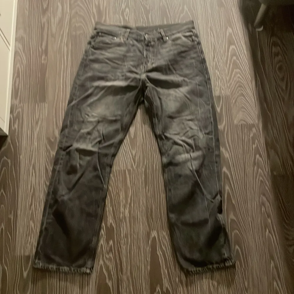 Säljer ett par wekday space som är grå. Strlek 32/32 i mycket fins skick . Jeans & Byxor.