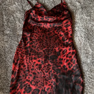 Röd leopard klänning  - Aldrig använd!🌟 Säljs pga flytt! ❗️KOMMER IFRÅN DJURFRITT & RÖKFRITT HEM❗️ 💖Köparen står för frakten💖