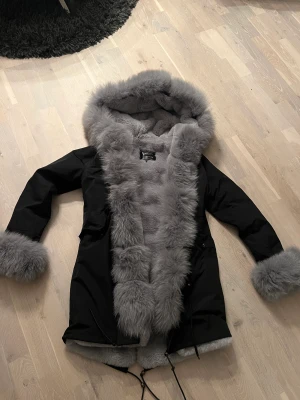 Strl M - Nu säljer jag min vinerjacka som har använts fåtal gånger och som jag köpte förra vintern. Jackan är väldigt varm och det är i äkta päls. Pälsen är även avtagbar.