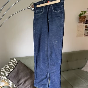 BeWider baggy jeans - Ställer du dig med domhär med lite häng i en rapcypher e du bound 2 be crushing them other wannabe hipster ass looking rapparna..!  Bra baggy fit  Lite sletna i hälarna men de e en del av the steez ba..  Pris kan diskuteras osv