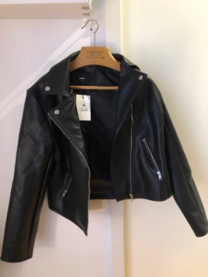 Bikbok skinnjacka - ”Skinn” jacka från bikbok strl M.  Nypris 599 men jag säljer för 299 och aldrig använd. Lite ”boxig” i axlarna men min vän som har en likadan säger att dem lägger sig efter några användningar :)