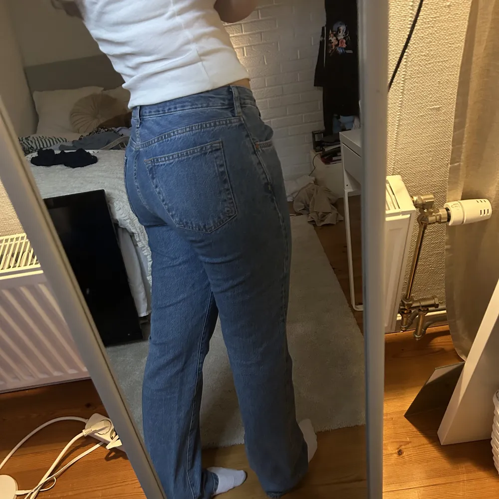 Low straight jeans från bikbok. Skulle säga att det är mer midwaist. Skriv om du har frågor eller funderingar!💕. Jeans & Byxor.