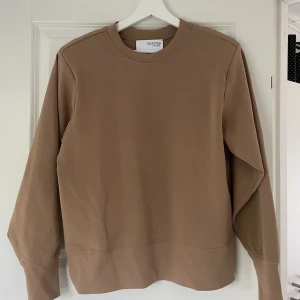 Långärmad tröja  - Säljer denna jättefina tröjan från Selected Femme. Tröjan är i storlek M. Nypris ligger runt 400-500 kr men säljer den för 300 kr, då den knappt är använd och skicket är jättebra. 