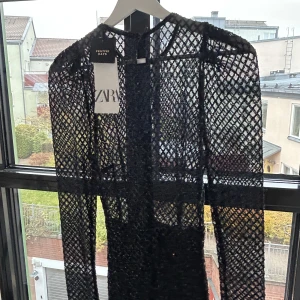 Svart paljettklänning - Svart paljettklänning perfekt för nyår eller andra festliga tillfällen. För liten för mig och därför säljer jag den tyvärr. Aldrig använd.