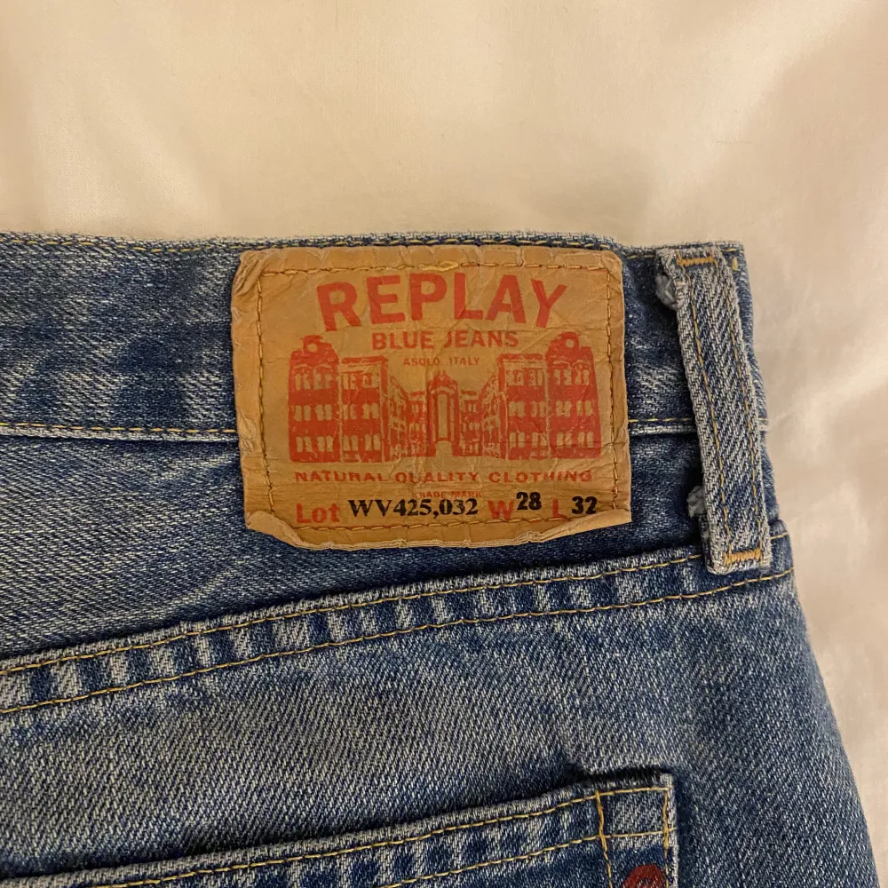 Skitsnygga vintage jeans från replay. Säljer då dom inte passar. Lite små i storleken så skulle nog passa en 26/27 i midjan💞. Jeans & Byxor.