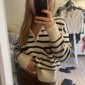 Stickad zara tröja - Mysig randig tröja från zara med half-zip! Knappt använd, därav väldigt fint skick💕köpt för 559kr