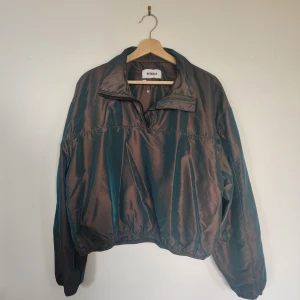 Anorak jacka - Tunn anorak jacka från Weekday med coolt lyster