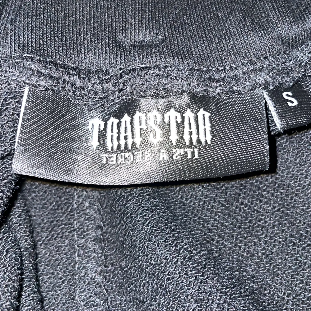 Hej jag säljer min helt nya Trapstar skjorts st:S använd 2-3 gånger meddela mig gärna om du vill köpa😁. Shorts.