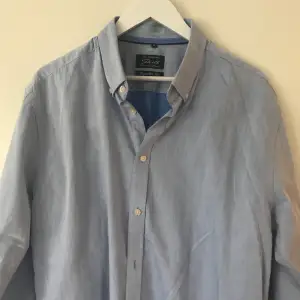 Säljer denna skjorta som har varit använd endast över en middag i somras. Snygg blå färg 👌på utsidan och insidan är lite starkare blåfärga, mjuk i tyget.  Regular fit skjorta XL i storlek.  Hör av er om ni har frågor 👋 Köparen betalar frakten    