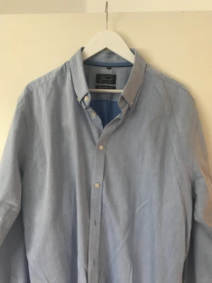 Skjorta  - Säljer denna skjorta som har varit använd endast över en middag i somras. Snygg blå färg 👌på utsidan och insidan är lite starkare blåfärga, mjuk i tyget.  Regular fit skjorta XL i storlek.  Hör av er om ni har frågor 👋 Köparen betalar frakten    