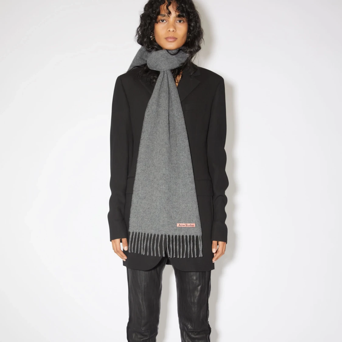 Mörkgrå Acne halsduk i ull - 91