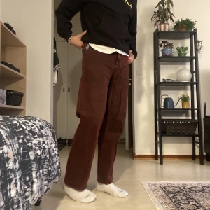 Polar Skate Co. 93 Jeans - Snygga polar jeans i röd, skick 9/10. Passar perfekt nu till hösten då de är lite tjockare! Nypris 1349kr