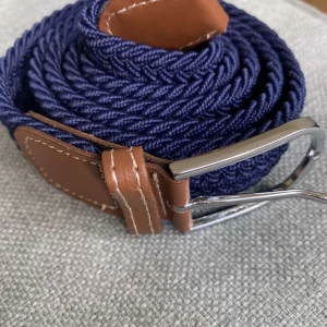 Flätat bälte  - Fin färg passar bra med ett par feta jeans. Bra skick nydligen köpt.