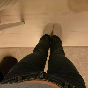 Jeans  - Superfina jeans som tyvärr är lite små på mig 💗 skriv för flera bilder 