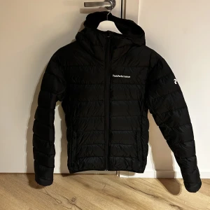 Peak performance jacka  - Svart peak performance jacka i Skick 10/10 inte använd nånting  Storlek small