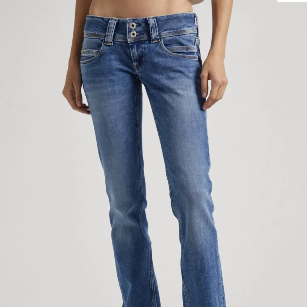 Säljer nu mina favorit jeans då de tyvärr är förstora. Skulle gärna byta de till ett par i mindre storlek, om intresse finns❤️. Jeans & Byxor.