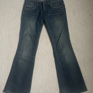G-STAR LÅGMIDJADE JEANS - bootcut, lågmidjade från märket g-star❤️ du står för frakt! står att de är L34 men jag tycker de känns mer som 30, buda eller köp direkt för 450+frakt