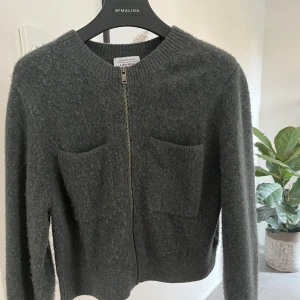 Stickad kofta - Så himla mjuk och mysig kofta från other stories! Färgen syns inte superbra på bild men den är typ mörkgrön. Skriv om du har några frågor 💞💞