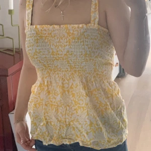Topp - Somrig Stockholmsstil peplum topp med blommigt mönster. Märket är ett ganska fint märke. Aldrig använd. Säljer eftersom det är inte min stil.💕