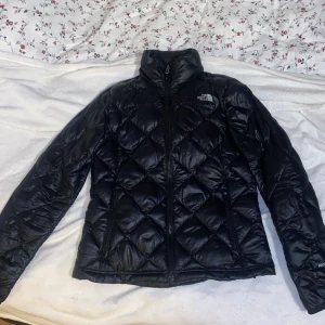 The North Face - Jacka - The North Face jacka.  Tunn dun jacka. Stl S/M.  Justerbar längst ner på jackan (slutet) för att dra åt.  Använd för utomhus aktiviteter (promenera)  Inga fläckar inga hål och inga konstigheter.  