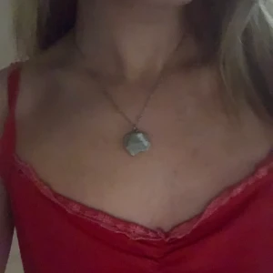 sten halsband - fint halsband med grön sten, nyskick 🌿 använd ”köp nu”. 28/10-2023