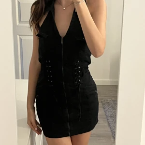 Svart klänning halloween - Klänning i denim liknande material som har mycket detaljer och passar bra till halloween🖤