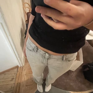 Jeans - Säljer dessa ljusgrå jeansen köp på asos förra året!! Lågmidjade och supernajs längd!! Skulle säga att de sitter perfekt på en 29/32!! 