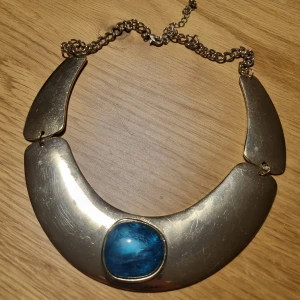 Guldigt halsband med sten  - Lite tecken på slitage 