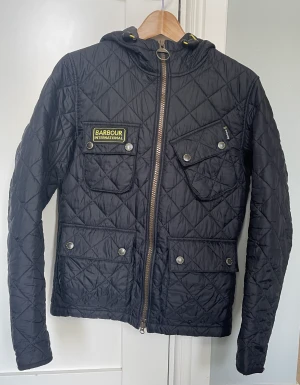 Barbour jacka - Barbour jacka storlek S. Bra skick, smått fel med dragkedjan men inget som påverkar varken utseende eller användning. Nypris 3000kr