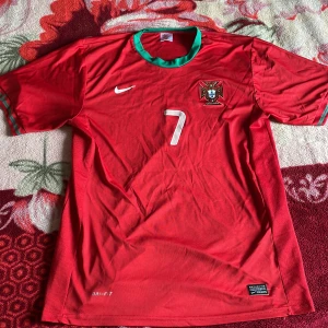 Ronaldo Portugal tröja  - Fast den är använd par gånger men så ser den ny ut mycket bra skick på den 