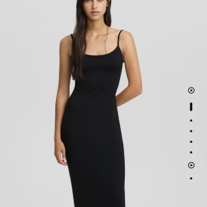 Långklänning  - Fin tajt långklänning från bershka, använd ca 2ggr så den är som ny 💕💞