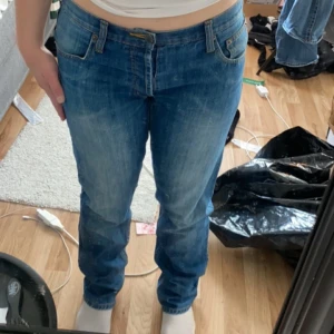 Lågmidjade jeans - Lite mörkare lågmidjade jeans! Inte mycket använda💙🙌🏻