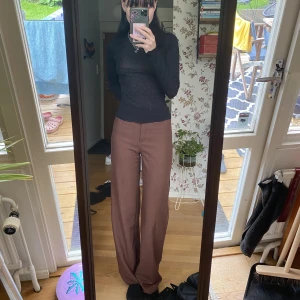Bruna kostymbyxor  - Jättefina bruna kostymbyxor från monki, jag ör 167 cm och dom går ner till marken på mig