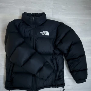 North Face Jacka - Jacka från the north face köpt från jd sports för 3000, storlek S men passar större( S i herrstorlek)