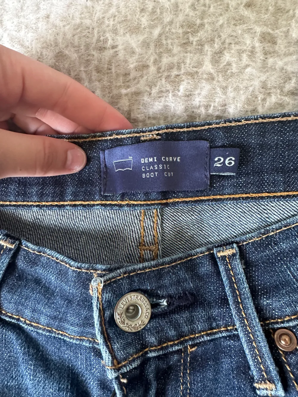 Jättefina lowwaist Levis jeans! Skit najs färg och sitter så fint! Storlek 26 och har även tagit upp byxorna längst ner så dem är en perfekt längd på mig som är 176!❤️ kan tyvärr inte visa bild på då dem är för små för mig😕. Jeans & Byxor.