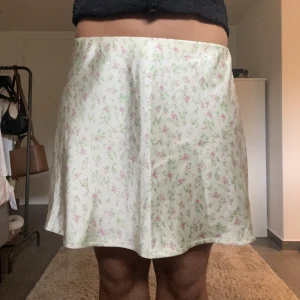 Kjol Gina Tricot - Jättesöt kjol från Gina Tricot med så fin passform.