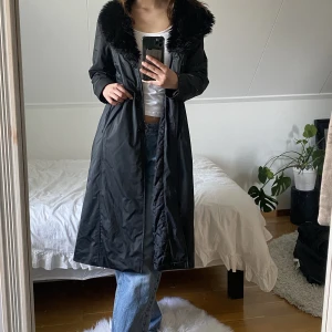 Pälsjacka  - Snygg Friendtex kappa med fuskpäls krage! Fint skick förutom att materialet lossnat vid knapparna, dock ingenting man tänker på om man har jackan öppen.  OBS!! Köpes endast genom köp nu funktionen.