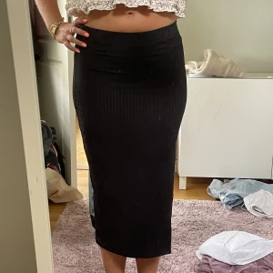 Svart kjol - Svart kjol med hög slits🤝🏼🤍