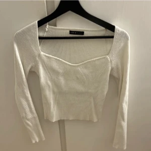 Vit tröja  - Vit tröja i storlek S som är i bra skick!