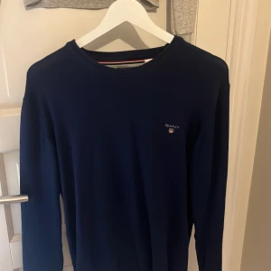 Gant tröja - Säljer denna snygga och sköna Gant tröja för att den är lite för lite för mig. Tröjans skick är 8/10 (Mörkblå)