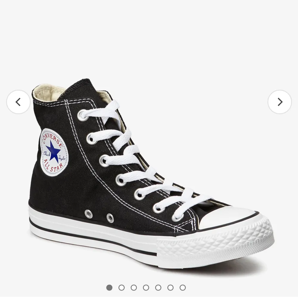 Höga och svarta converse i strl 35,5. Jag har använt dem väl, men det är inget slitage på dem annars. Kom privat för fler bilder! (Lånad bild). Skor.