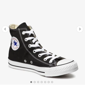 Svarta converse  - Höga och svarta converse i strl 35,5. Jag har använt dem väl, men det är inget slitage på dem annars. Kom privat för fler bilder! (Lånad bild)