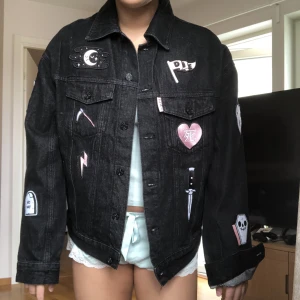 Cool Shirtz jacka - The dead cool jacket i svart denim och rosa & vita broderingar över hela jackan. Har ett tryck på ryggen. Säljs pga för liten för gubben. Ny och endbart provad 🤍