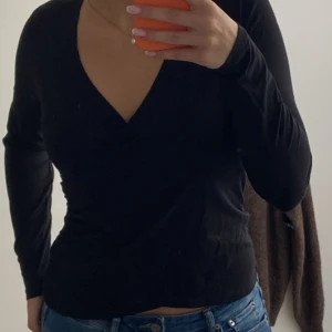 Svart omlott tröja  - Aldrig använt