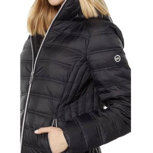 Michael Kors dunjacka - SHORT PACKABLE PUFFER HOOD Perfekt höstjacka eller vinterjacka - Jag har använt den i båda årstiderna! Liten avtagbar luva, dubbla dragkedjor fram, två fickor fram.  Storlek: M, jag är S/M, true to size Köpt för ca 1700kr. Mitt pris 800kr kan diskuteras 🖤